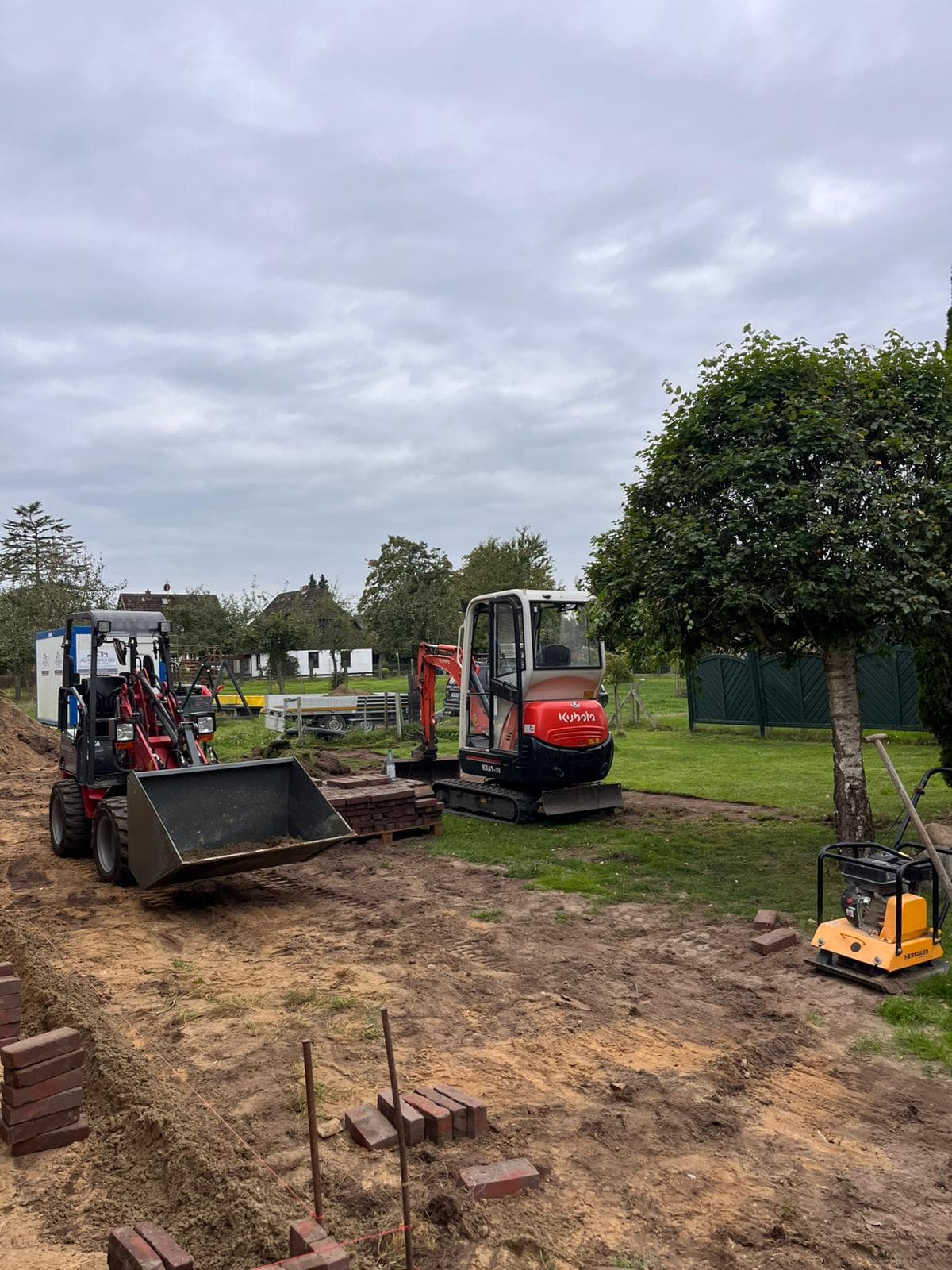 Rollrasen verlegen und Beetanlage